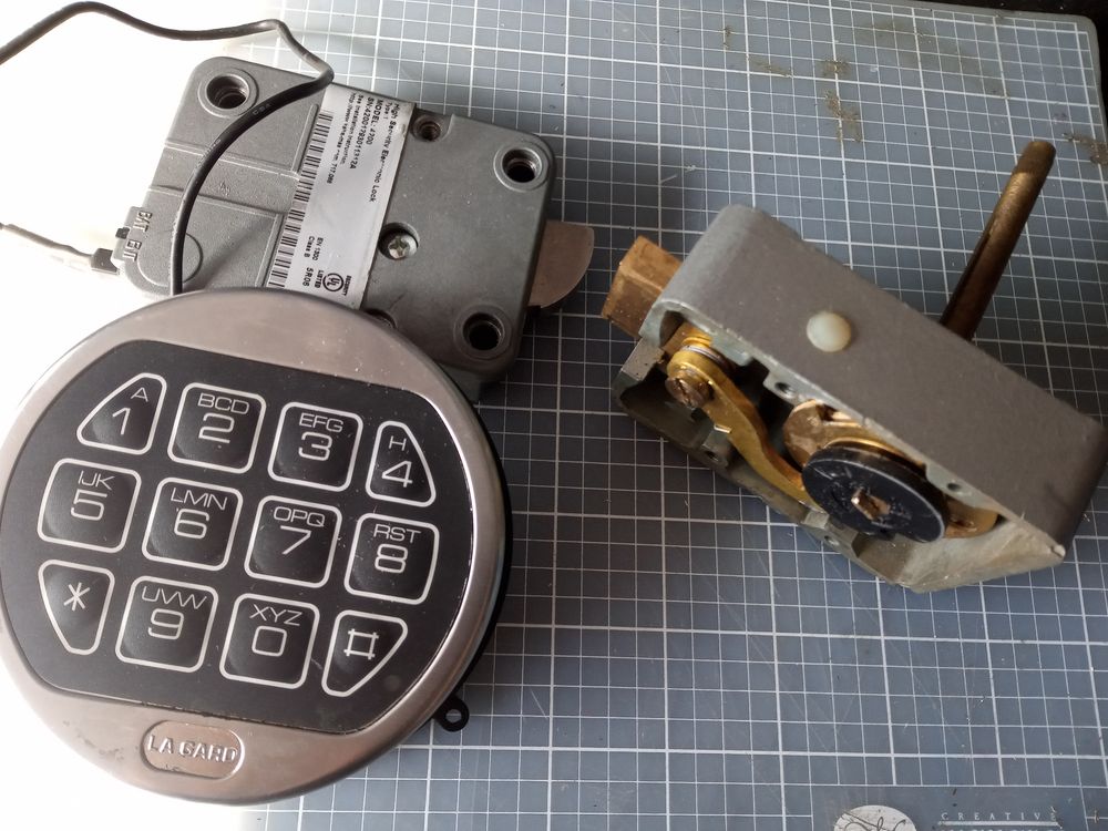 Safe dials and keypad locks